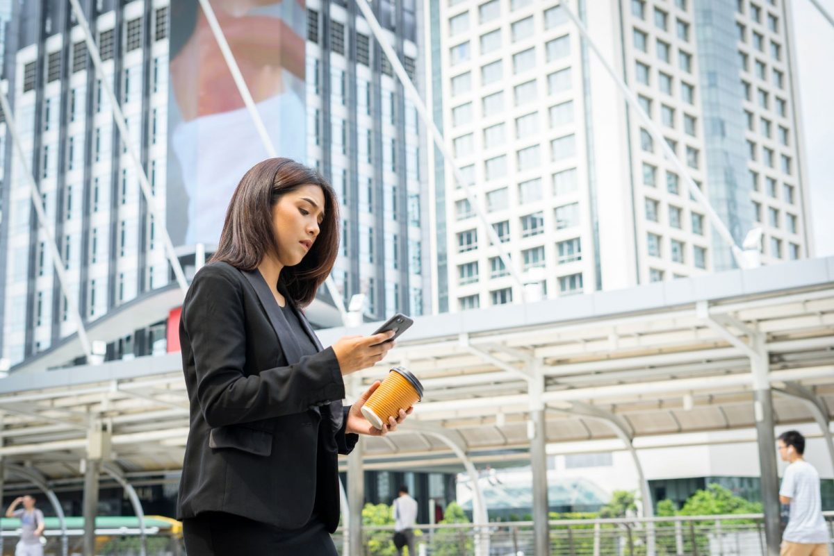 American expatriate securing an asset-based bridge loan to purchase or refinance luxury US real estate while living overseas
