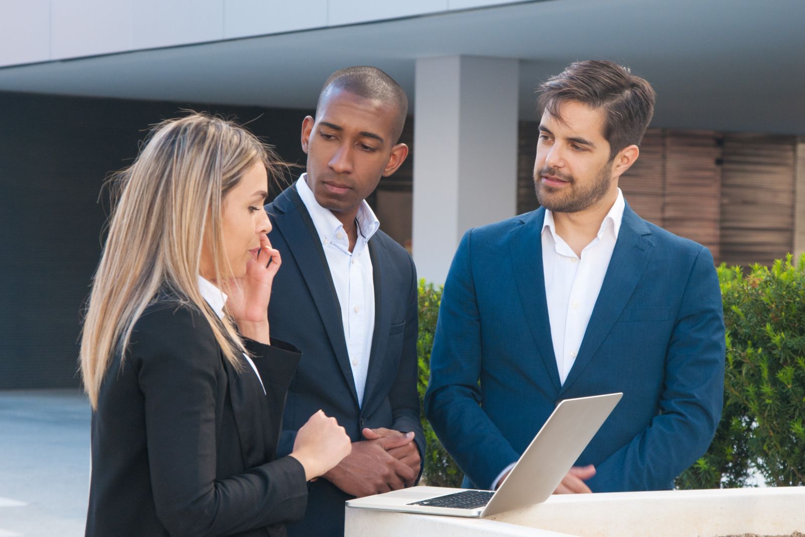 International investor reviewing US LLC structures, estate tax planning, and DSCR loan strategies for real estate investment
