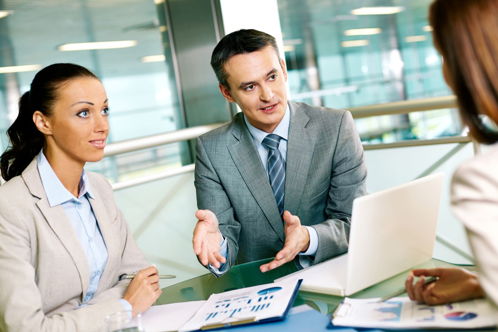 Private banker and corporate finance advisor discussing private credit referral opportunities with a business client in Asia Pacific