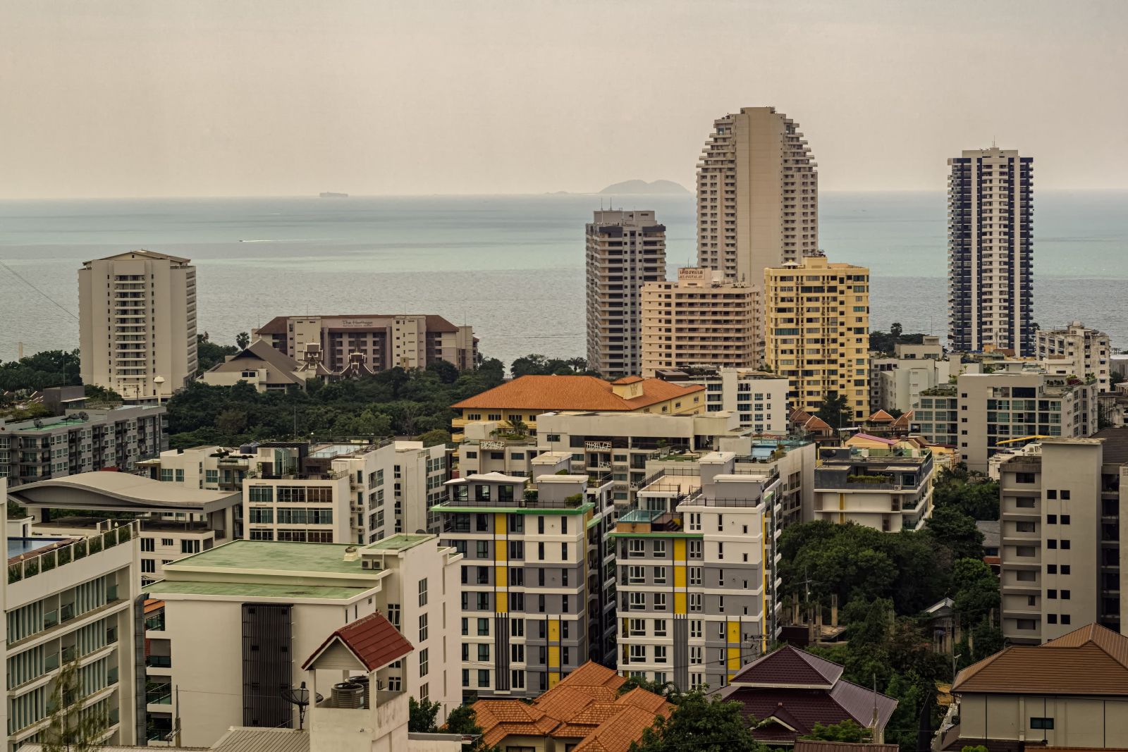 Comparison of a Bangkok freehold condominium and a Phuket leasehold villa representing Thailand property ownership structures